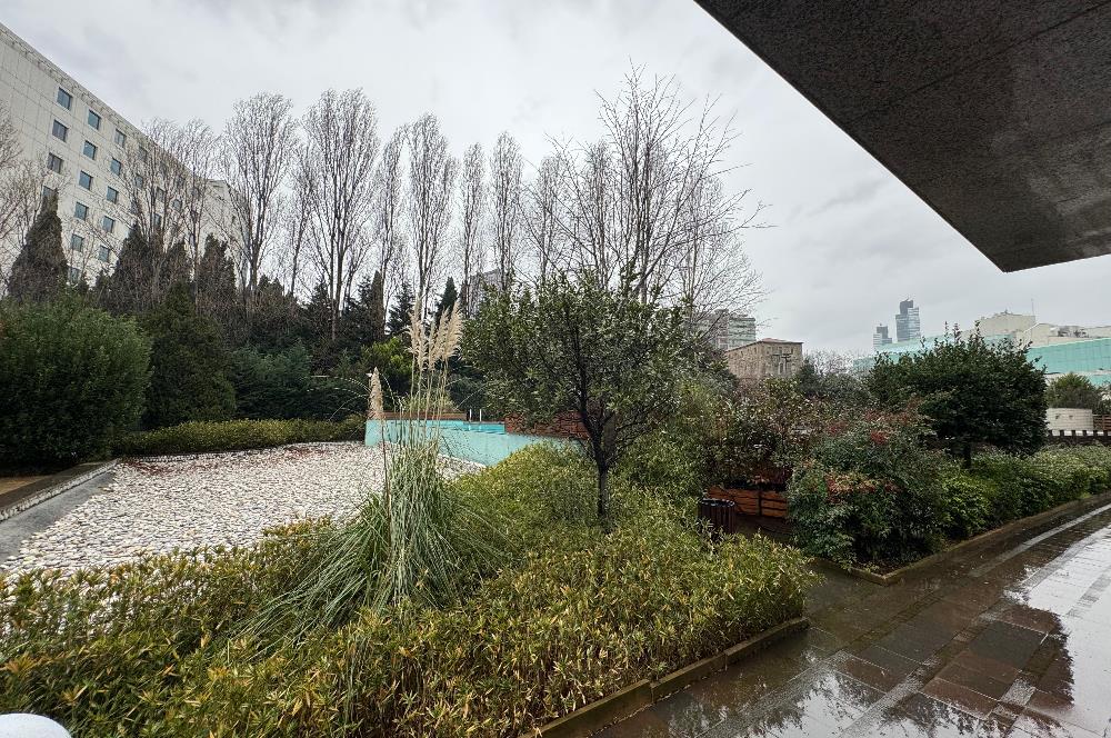 Şişli Plazada Değerli Lokasyonda full manzaralı Özel 2+1