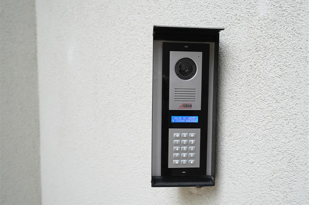 C21 Cius; Hisar’da Özel Bahçeli, Deniz Manzaralı Sıfır 3+1 Daire