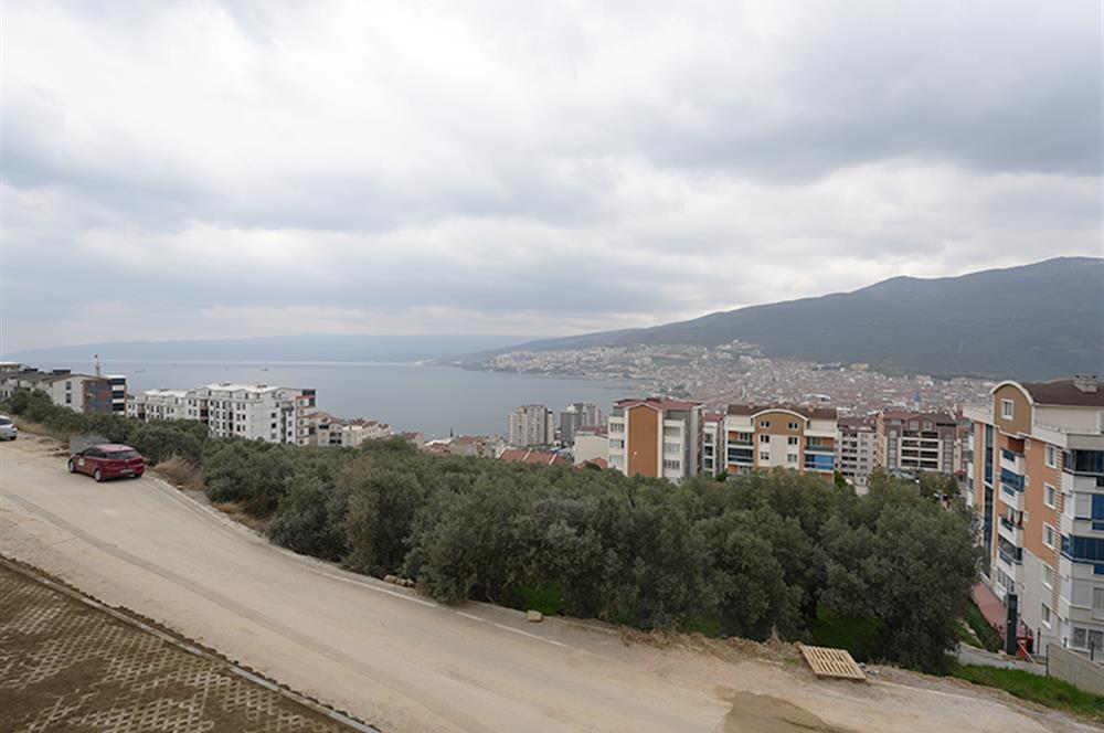 C21 Cius; Hisar’da Özel Bahçeli, Deniz Manzaralı Sıfır 3+1 Daire