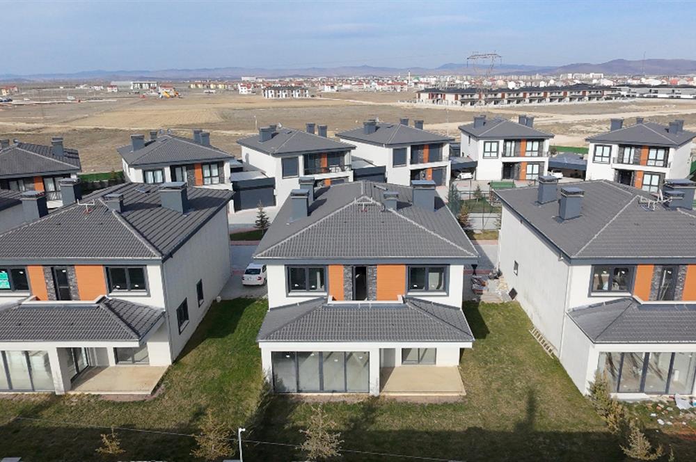 CENTURY21 PLUS DAN PENTA DORA'DA SATILIK LÜX VİLLA