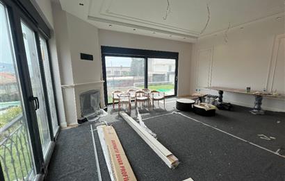 Zekeriyaköy'de Özel Dekorasyonlu, 4+1 Kiralık Villa