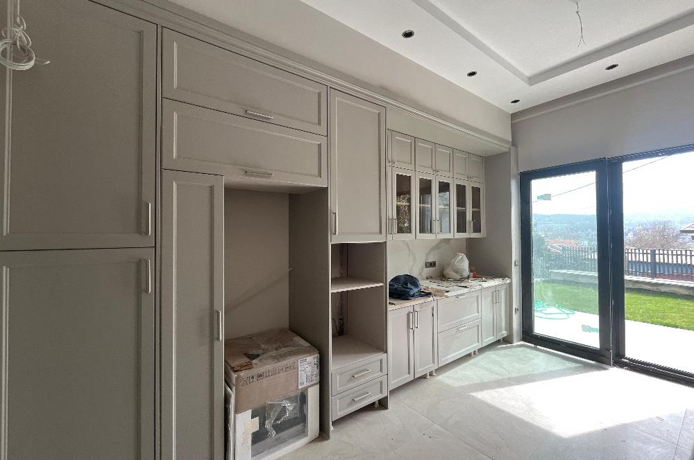 Zekeriyaköy'de Özel Dekorasyonlu, 4+1 Kiralık Villa