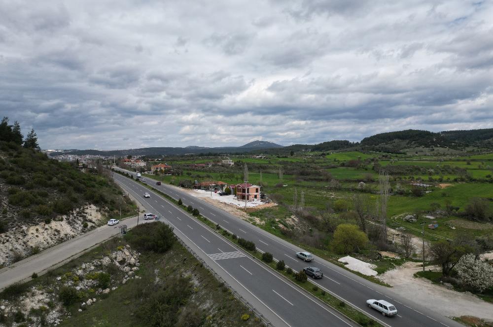 Muğla–Aydın Karayolu Üzerinde Yatırımlık ve Kullanıma 2.466 m² Hazır Arazi