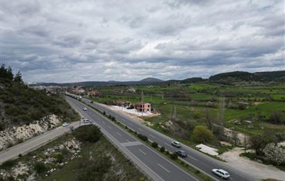 Muğla–Aydın Karayolu Üzerinde Yatırımlık ve Kullanıma 2.466 m² Hazır Arazi