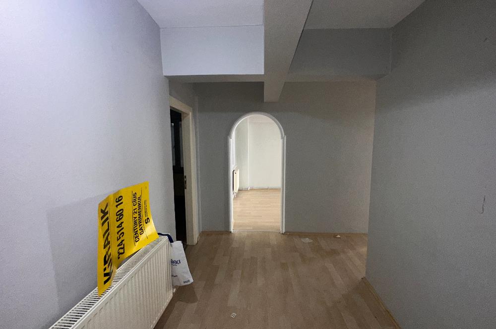 C21 Cius; Şehrin Merkezinde Cadde Üzeri Kiralık 2+1 Daire