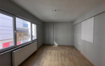 C21 Cius; Şehrin Merkezinde Cadde Üzeri Kiralık 2+1 Daire