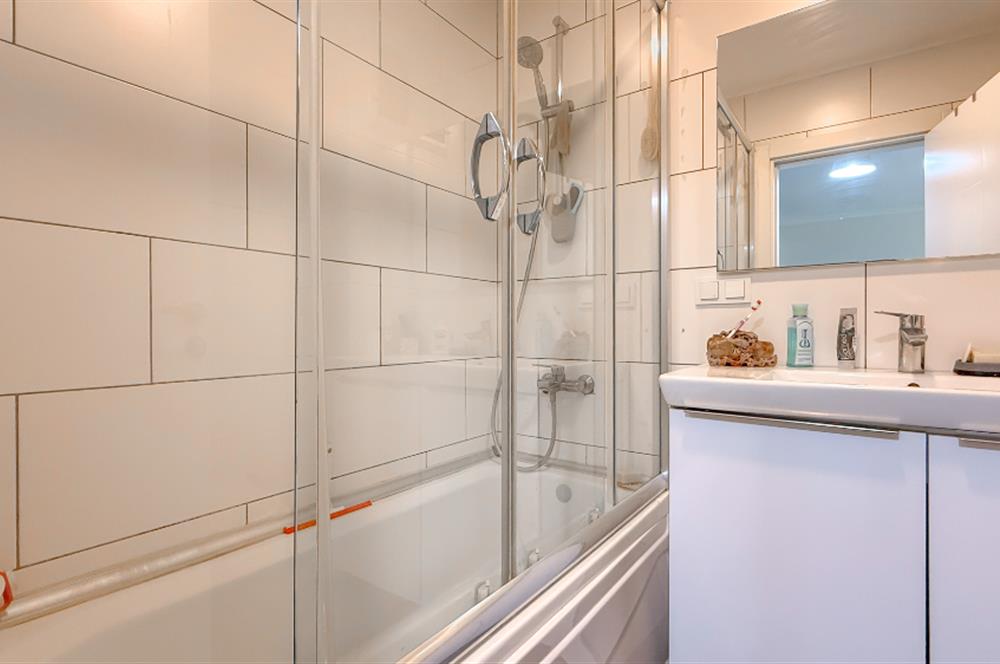 Küçükköyde Havuzlu Sitede Satılık, Lüks ,Yerden Isıtmalı Daire