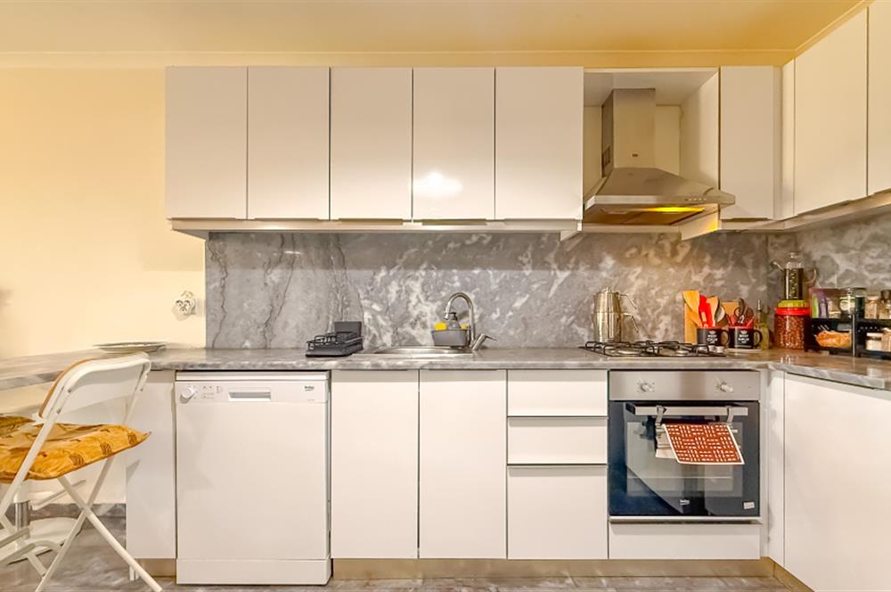 Küçükköyde Havuzlu Sitede Satılık, Lüks ,Yerden Isıtmalı Daire