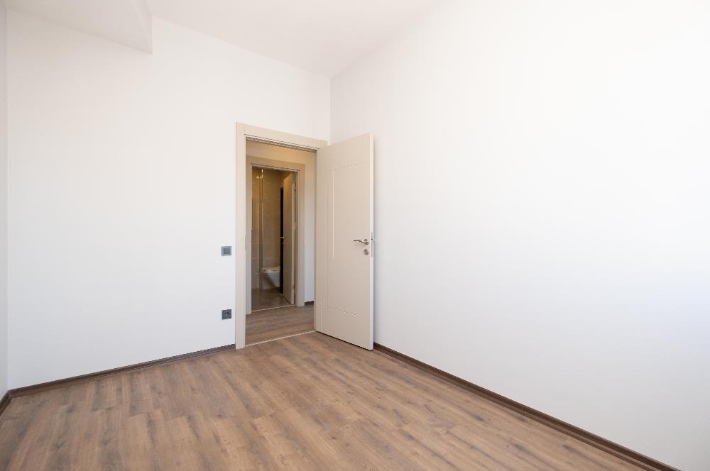 YALI MAHALLESİ'NDE 3+1 90m2 4.KAT OTOPARKLI LÜKS SIFIR DAİRE