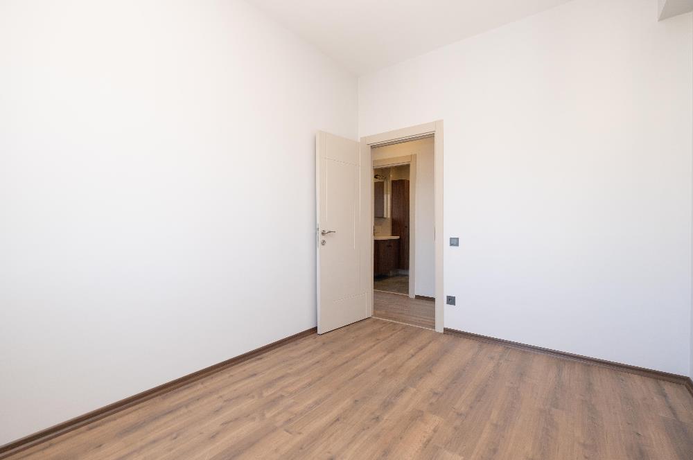 YALI MAHALLESİ'NDE 3+1 90m2 4.KAT OTOPARKLI LÜKS SIFIR DAİRE