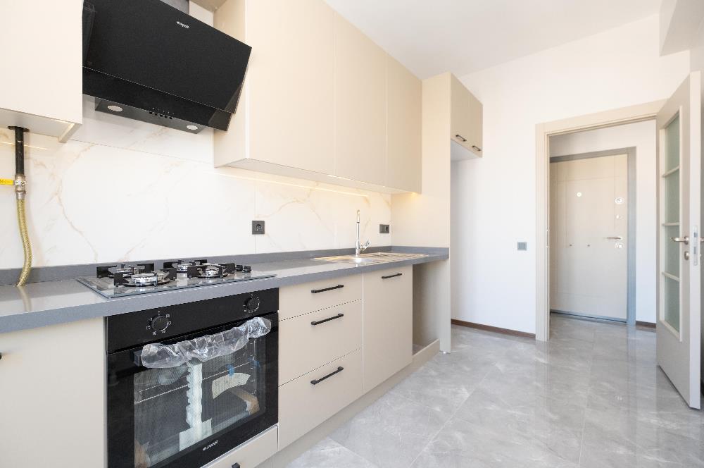 YALI MAHALLESİ'NDE 3+1 90m2 4.KAT OTOPARKLI LÜKS SIFIR DAİRE