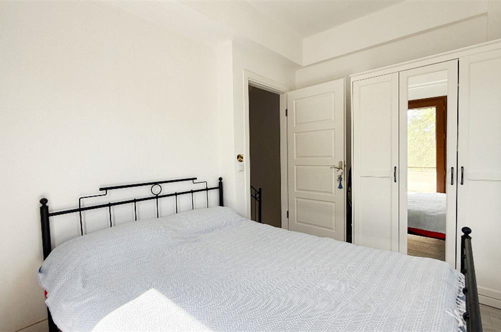 DATÇA KARAKÖY’DE SATILIK, GENİŞ BAHÇELİ, FULL EŞYALI 2+1