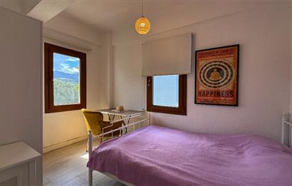 DATÇA KARAKÖY’DE SATILIK, GENİŞ BAHÇELİ, FULL EŞYALI 2+1