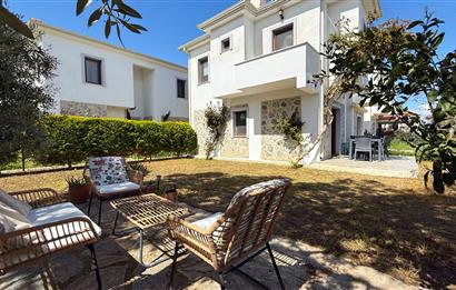 DATÇA KARAKÖY’DE SATILIK, GENİŞ BAHÇELİ, FULL EŞYALI 2+1