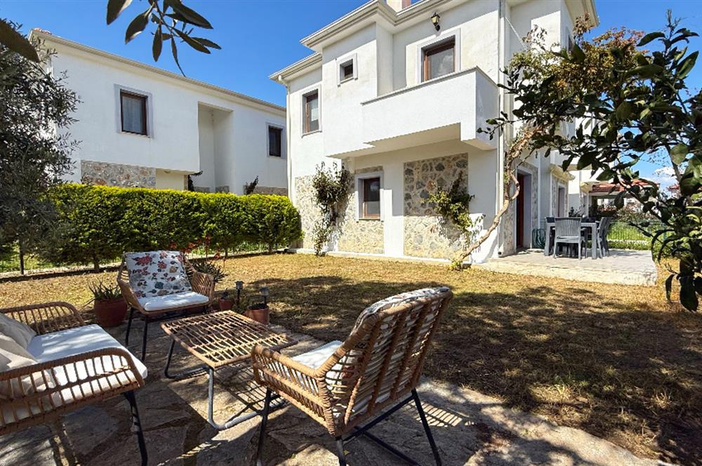 DATÇA KARAKÖY’DE SATILIK, GENİŞ BAHÇELİ, FULL EŞYALI 2+1