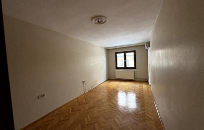 KARŞIYAKA BAHÇELİEVLER'DE GENİŞ, ÖNÜ AÇIK, KİRALIK 3+1 DAİRE 