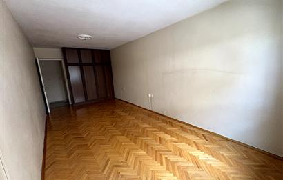 KARŞIYAKA BAHÇELİEVLER'DE GENİŞ, ÖNÜ AÇIK, KİRALIK 3+1 DAİRE 