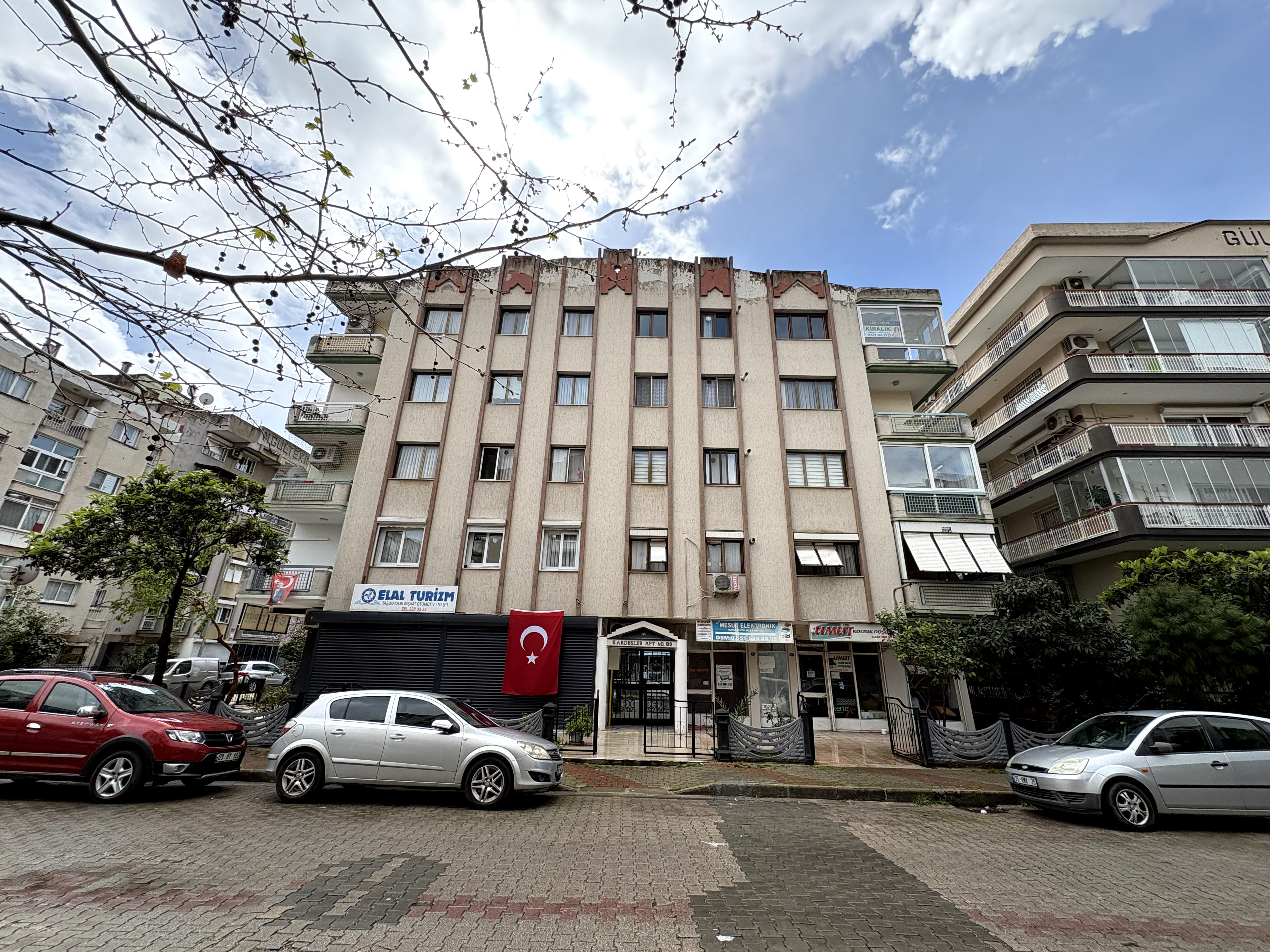 KARŞIYAKA BAHÇELİEVLER'DE GENİŞ, ÖNÜ AÇIK, KİRALIK 3+1 DAİRE 
