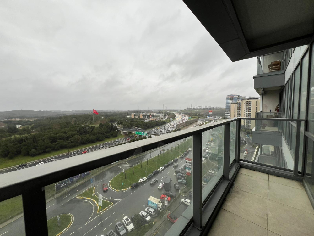 5.levent torunlarda satılık boş 1+1 yüksek kat 