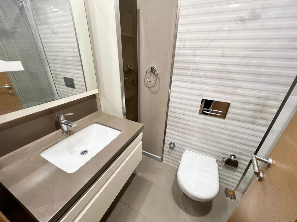 5.levent torunlarda satılık boş 1+1 yüksek kat 