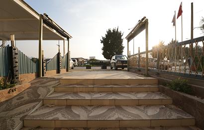 C21 Cius; Sahile Cephe Satılık Dükkan