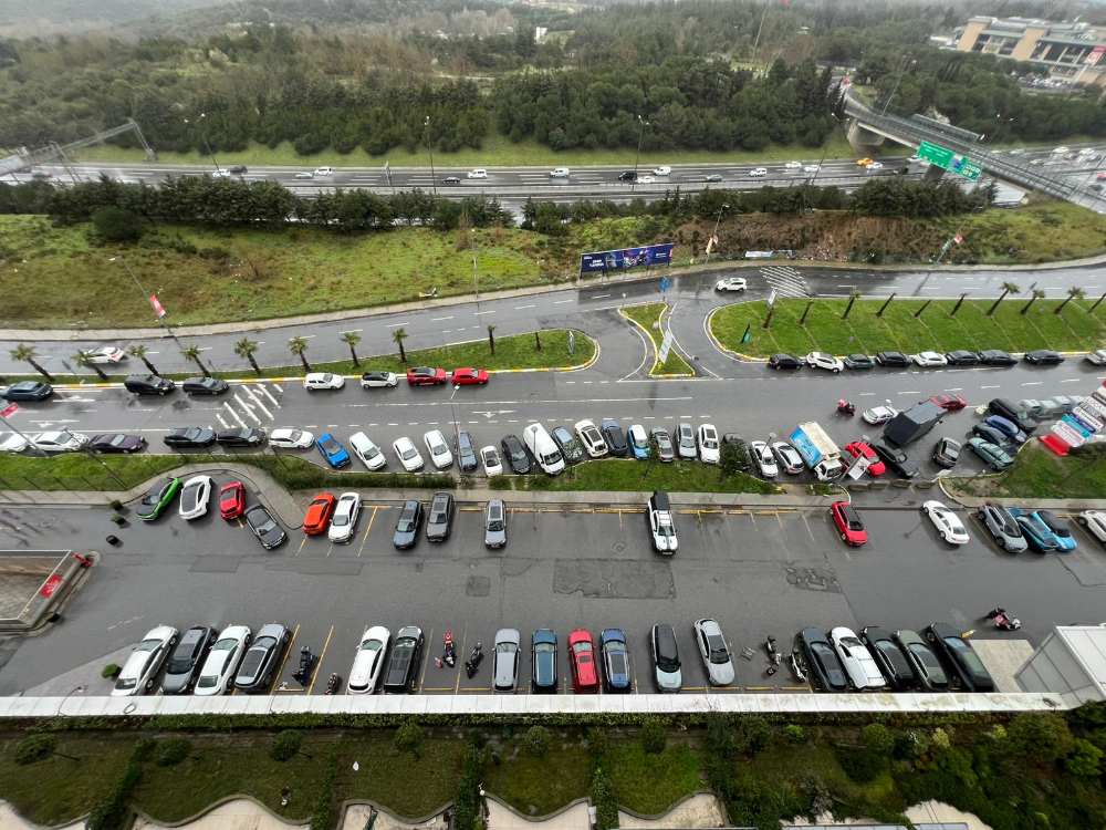 5.levent torunlarda satılık boş 1+1 yüksek kat 