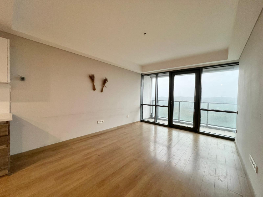 5.levent torunlarda satılık boş 1+1 yüksek kat 