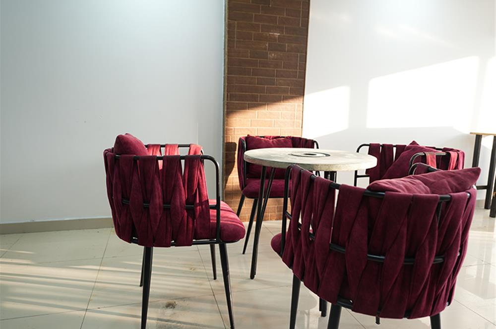 C21 Cius; Sahile Cephe Satılık Dükkan