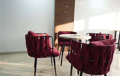 C21 Cius; Sahile Cephe Satılık Dükkan