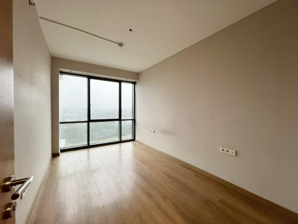 5.levent torunlarda satılık boş 1+1 yüksek kat 