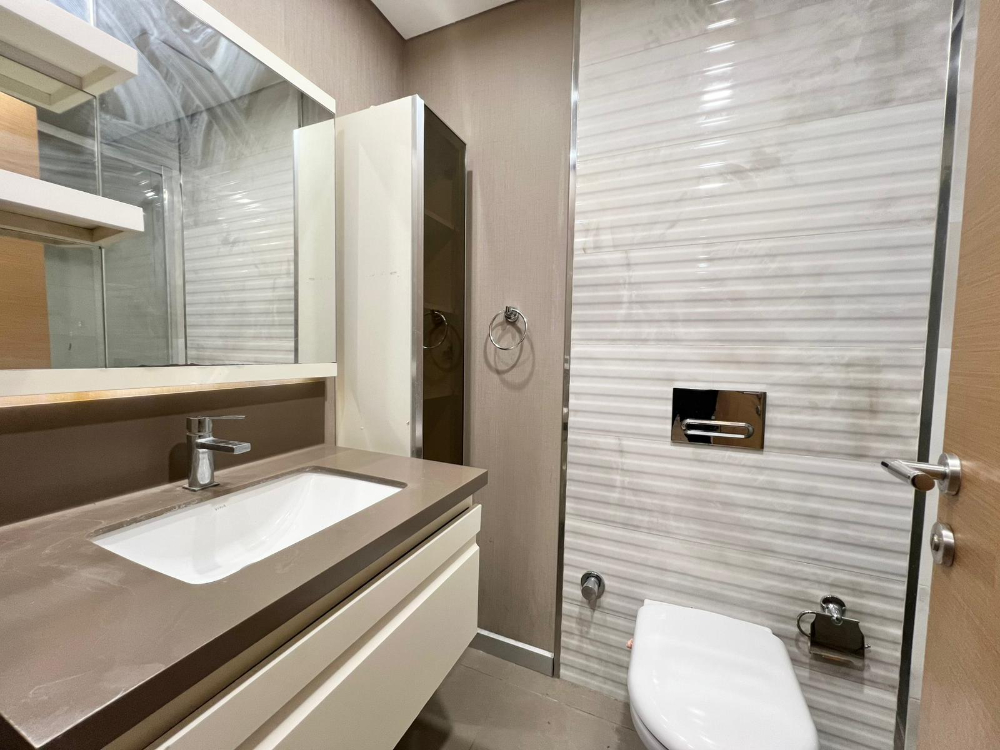 5.levent torunlarda satılık boş 1+1 yüksek kat 