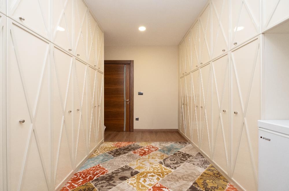 TUZLA MERCAN'DA DENİZ VE GÖL MANZARALI ÖZEL MİMARİLİ VİLLA