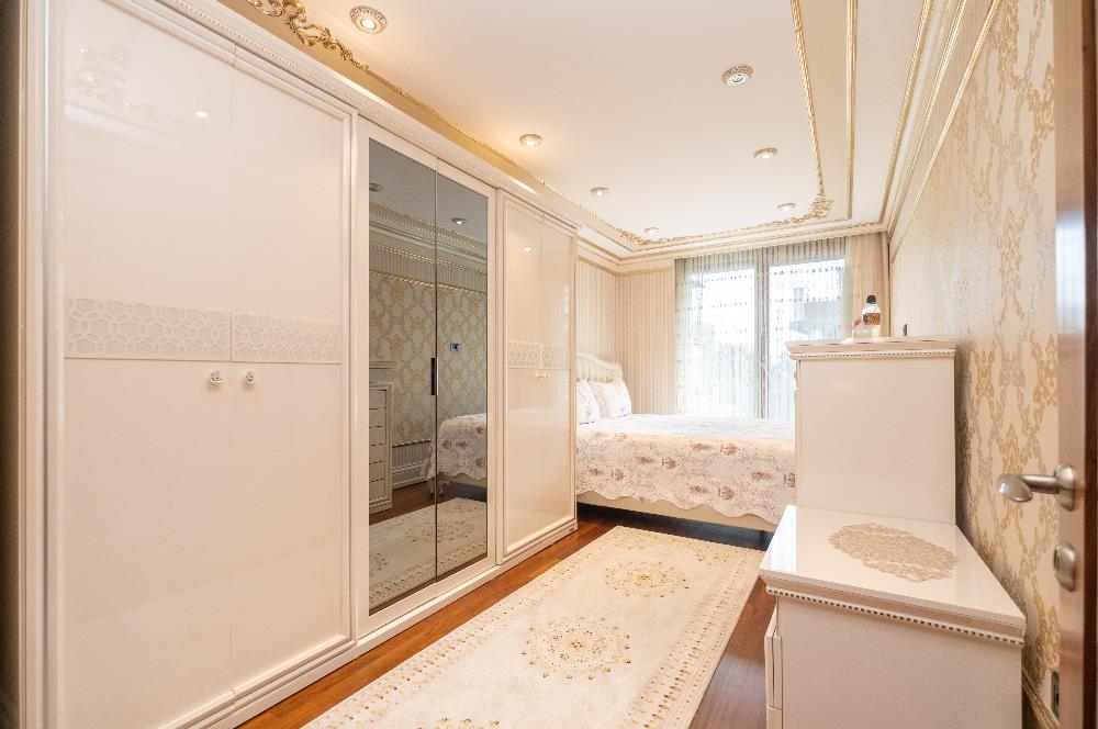 TUZLA MERCAN'DA DENİZ VE GÖL MANZARALI ÖZEL MİMARİLİ VİLLA