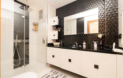 TUZLA MERCAN'DA DENİZ VE GÖL MANZARALI ÖZEL MİMARİLİ VİLLA