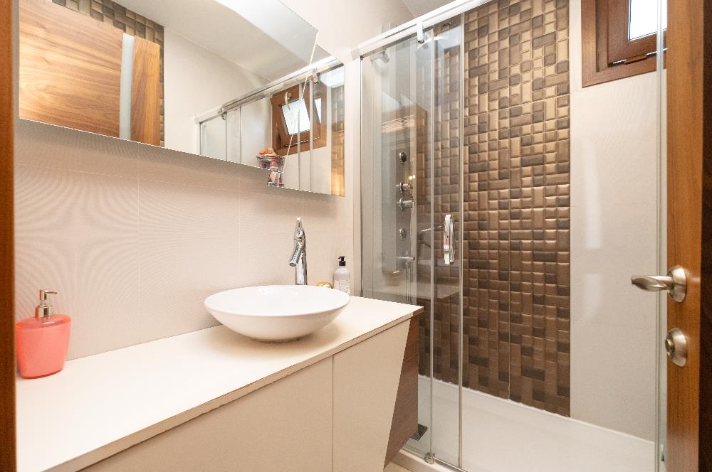 TUZLA MERCAN'DA DENİZ VE GÖL MANZARALI ÖZEL MİMARİLİ VİLLA