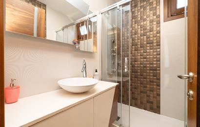 TUZLA MERCAN'DA DENİZ VE GÖL MANZARALI ÖZEL MİMARİLİ VİLLA