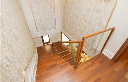 TUZLA MERCAN'DA DENİZ VE GÖL MANZARALI ÖZEL MİMARİLİ VİLLA