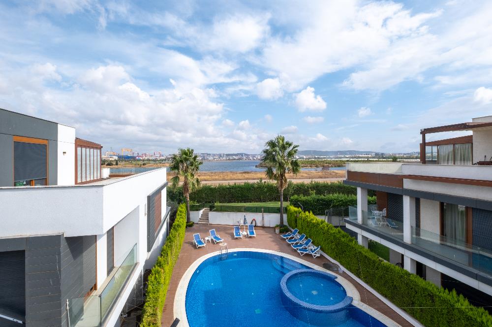 TUZLA MERCAN'DA DENİZ VE GÖL MANZARALI ÖZEL MİMARİLİ VİLLA