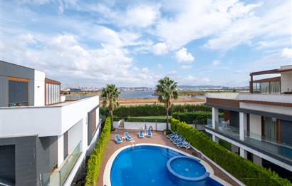 TUZLA MERCAN'DA DENİZ VE GÖL MANZARALI ÖZEL MİMARİLİ VİLLA