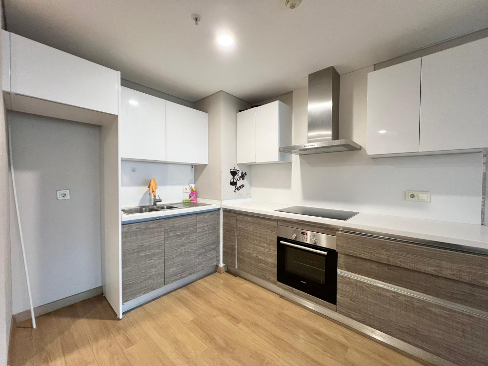 5.levent torunlarda satılık boş 1+1 yüksek kat 