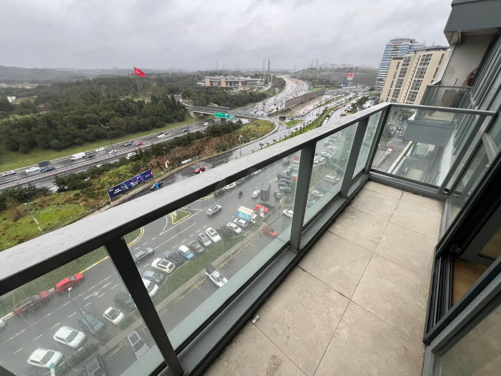 5.levent torunlarda satılık boş 1+1 yüksek kat 