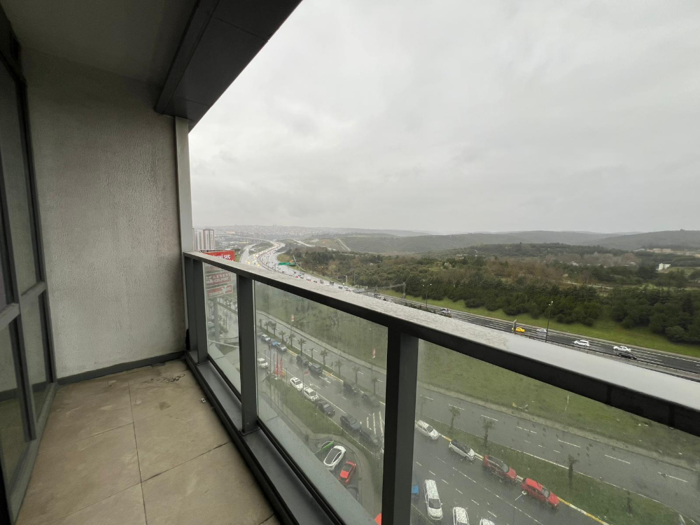 5.levent torunlarda satılık boş 1+1 yüksek kat 