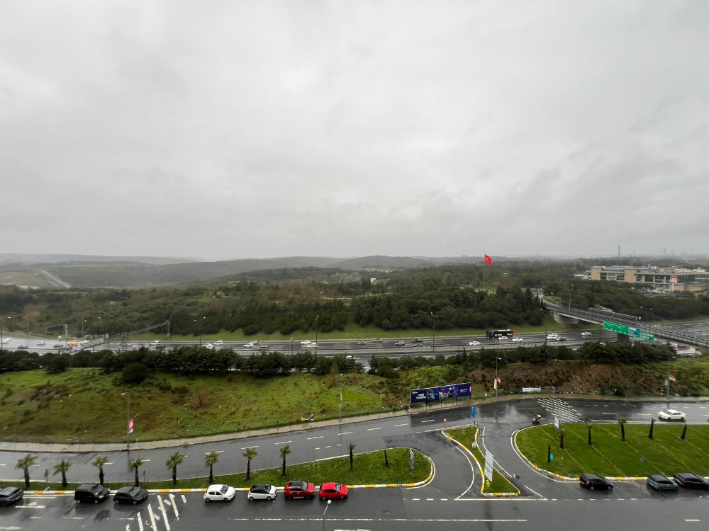 5.levent torunlarda satılık boş 1+1 yüksek kat 