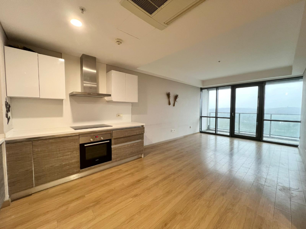 5.levent torunlarda satılık boş 1+1 yüksek kat 