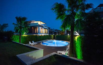 TUZLA MERCAN'DA DENİZ VE GÖL MANZARALI ÖZEL MİMARİLİ VİLLA