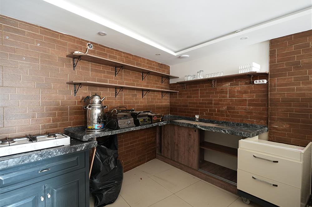 C21 Cius; Sahile Cephe Satılık Dükkan