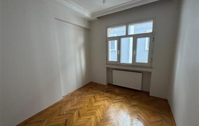 Zuhuratbaba'da Hastane Cepheli 3+1 Kapalı Otoparklı Satılık