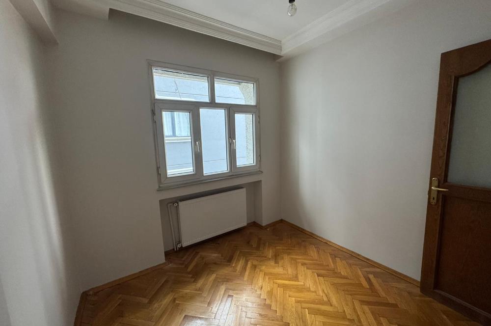 Zuhuratbaba'da Hastane Cepheli 3+1 Kapalı Otoparklı Satılık