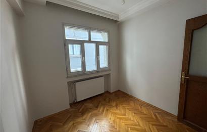 Zuhuratbaba'da Hastane Cepheli 3+1 Kapalı Otoparklı Satılık