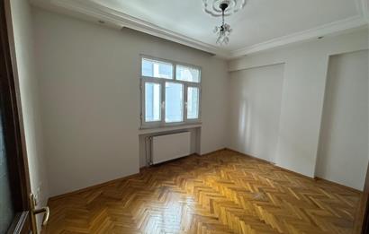 Zuhuratbaba'da Hastane Cepheli 3+1 Kapalı Otoparklı Satılık